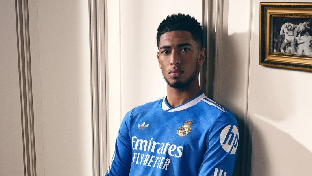 「この眼差し、もうスターの風格」…青の伝統ユニに身を包んだイケメンMFが貫禄放つ一枚