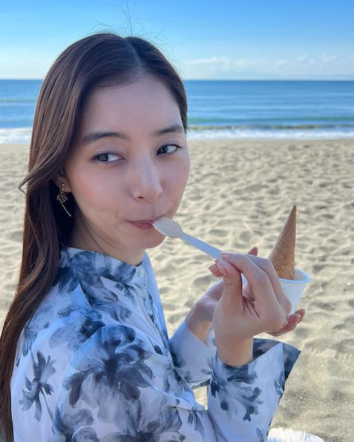 新木優子 海での美しすぎる1枚が話題⛱「めちゃくちゃ可愛い❤」