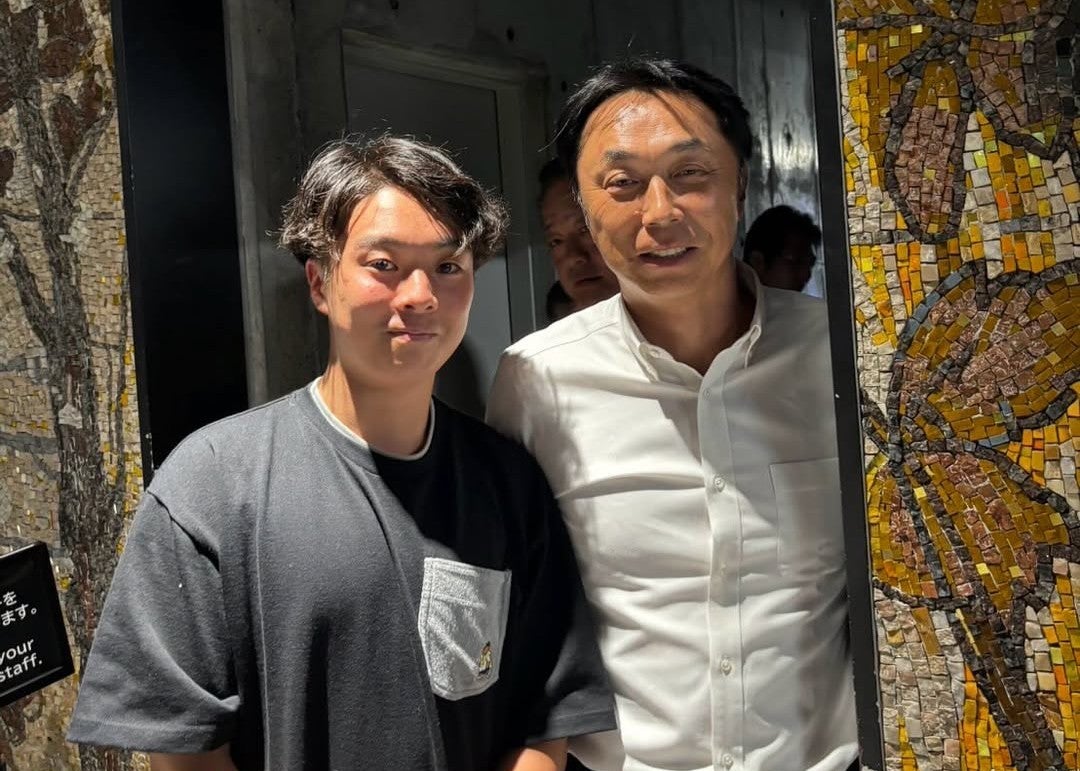 宮本慎也、東京ドームで教え子と再会ショット　巨人逆転勝ちの試合後に笑顔