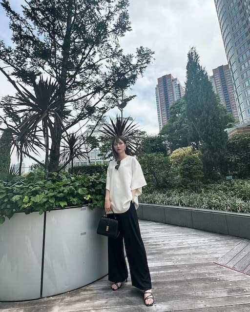 「加工したみたいに足長く撮れた」有名女優が足長ショットを公開