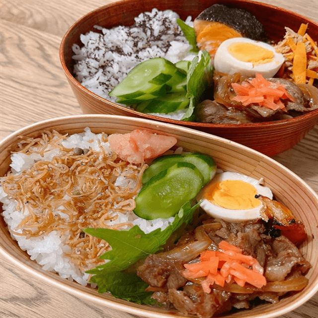 坂下千里子がBGMをかけ、ルンルン気分で「ちりこ弁当」を作る