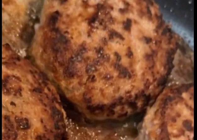 福田沙紀、深夜の手作りハンバーグに挑戦　ジューシーな焼き上がりに注目