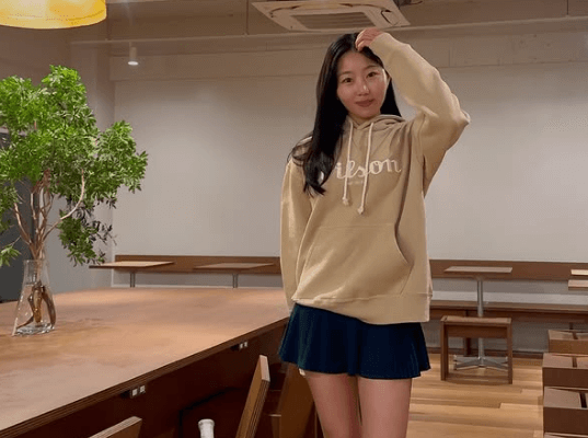 「先生、美脚ですね」元プロテニス美女、カフェルームで”抜群のプロポーション”を披露しファン拍手喝采！「めちゃ可愛い」