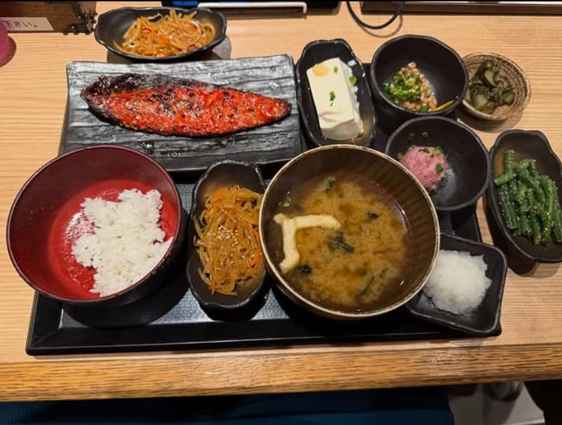 「リアル！？フェイク！？」クロちゃんのまさかのご飯の量にコメント殺到！！