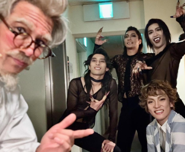 武田真治が『ダンス オブ ヴァンパイア』博多座公演スタート！圧巻のダンサー陣にも注目