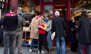 「パリの築地でワイン三昧！」猫沢エミ、老舗立ち飲みバーで至福のひととき