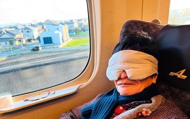 「重さがあって凄い快適に眠れる！」尾木ママ、あのメジャーリーガーが使っているというアイマスクに大満足