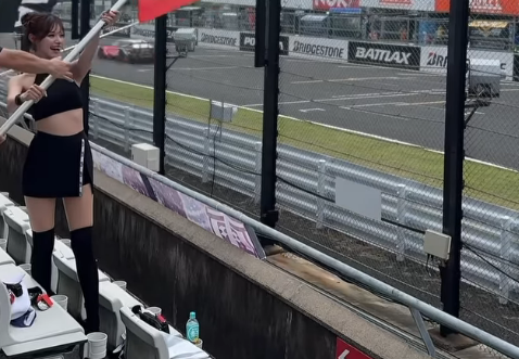 「超絶かわいい」美女レースクイーン、レアな