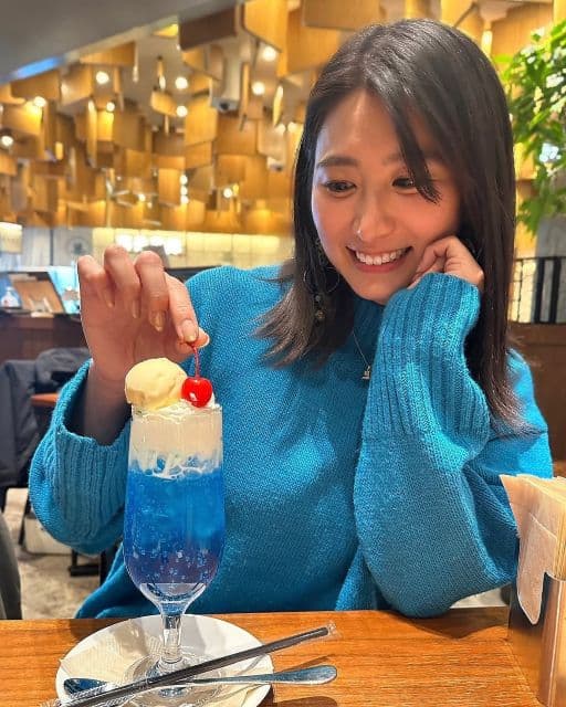 「色良し、笑顔良し、めちゃくちゃカワユシ！」三浦優奈、クリームソーダとの「ドラゴンズブルー」コーデを披露