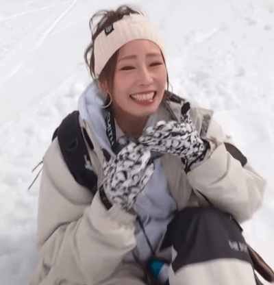 「必殺顔面グラトリ！」美女アウトドアモデル、雪原で大パニック！？転倒姿すら可愛いと大絶賛＆フォロー続々「洗礼を受けても笑顔が可愛らしくて素敵」