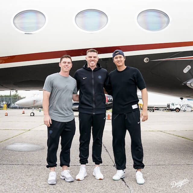 大谷翔平ら、球宴出場へ向けプライベートジェットに　機内でまったり姿も