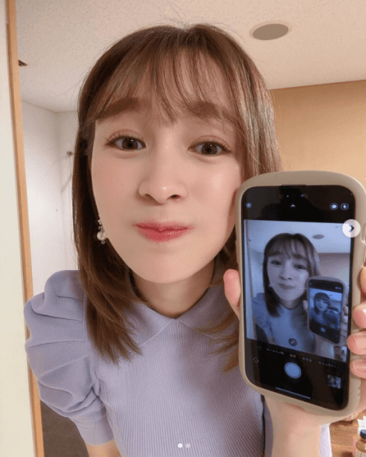 「できてる？てゆかもう古い？」人気女性モデルの“鏡越しショット”にうっとり