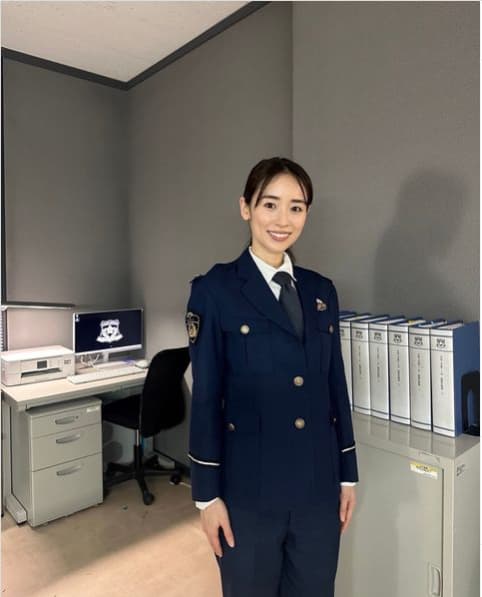 泉里香がクールな制服姿を公開