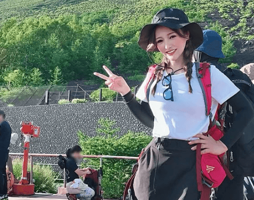 「行動力凄い！」美人女優、富士山登頂の”マウント富士ショット”を披露！壮絶な過去も明かしファン驚愕