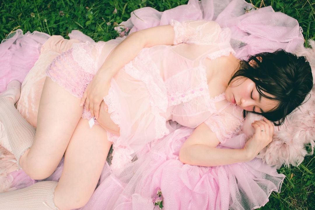 第1子妊娠中の峯岸みなみ、プックリお腹を披露したマタニティフォトが大反響「守りたい」「とびきりかわゆい」