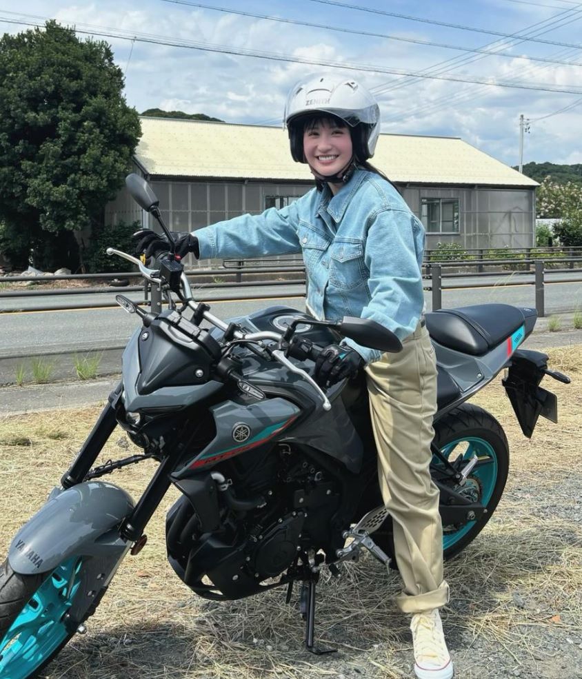 あの人気女優がバイクにまたがる姿を公開！