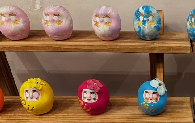 有吉弘行がカラフルなダルマの写真をアップ！ファンからもコメント続々