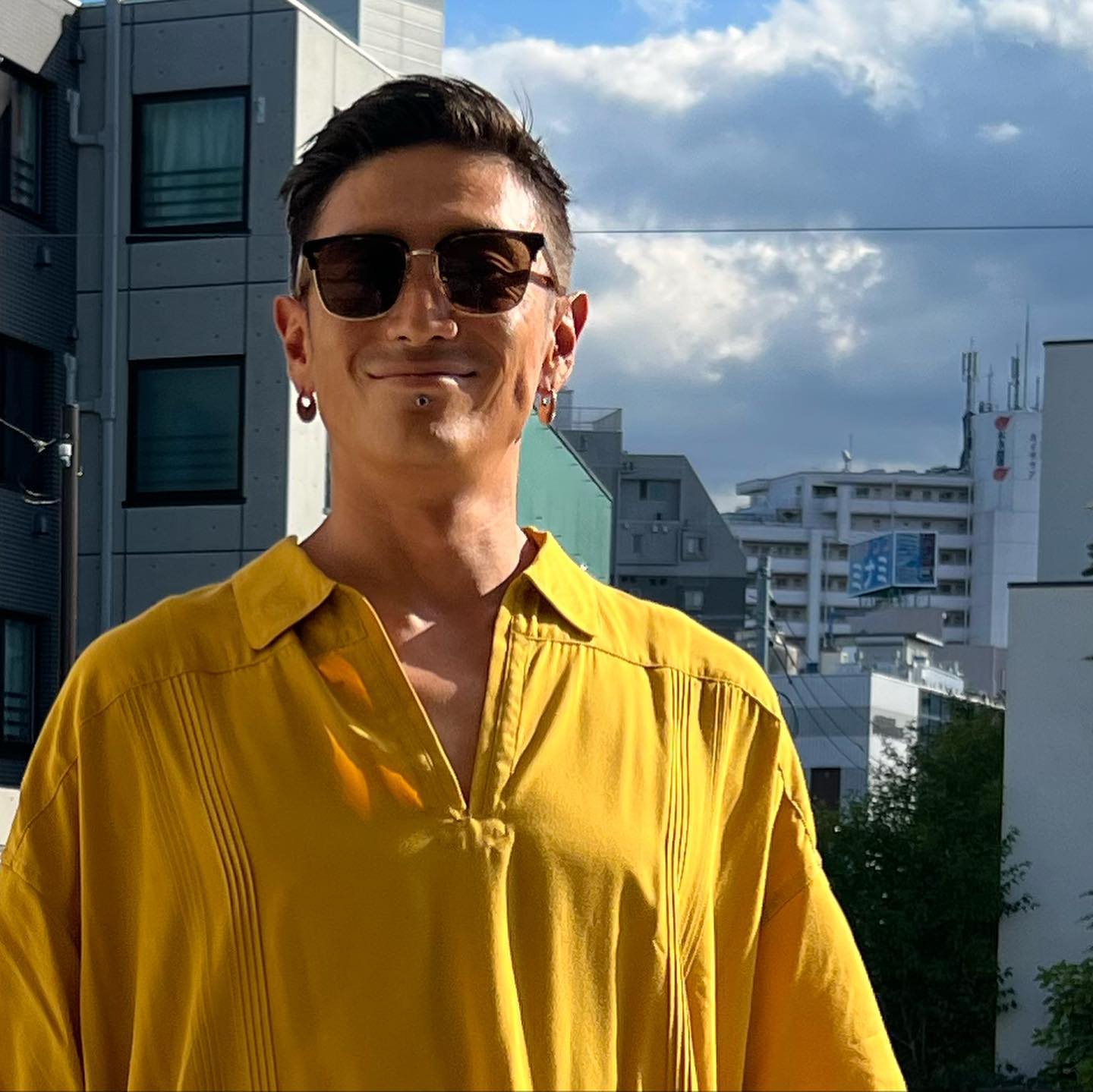 伊勢谷友介さんが下北沢へお出かけ 最新ショット披露に「なんてさわやかなイケメン」