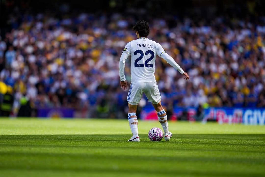 田中碧、新ユニフォーム姿で登場　リーズでの“第一歩”を待ちきれない様子