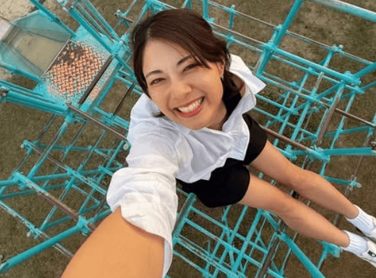 「めちゃくちゃいい写真」美女タレント、童心に帰った”ジャングルジム・ショット”にファンうっとり「色気が溢れてきたねぇー！」