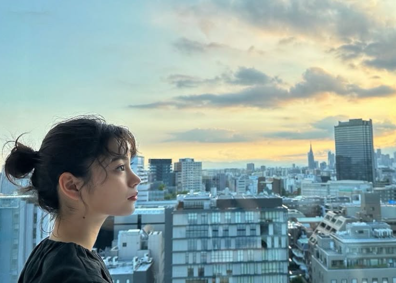 横顔が印象的！當真あみ、ドラマ感想＆沖縄旅オフショット公開