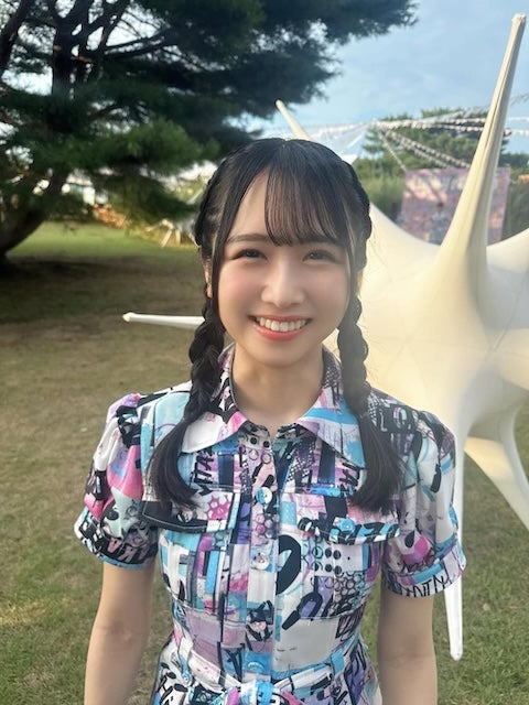 可愛すぎる…！上村ひなの、「三つ編みおさげ」で夏フェス満喫