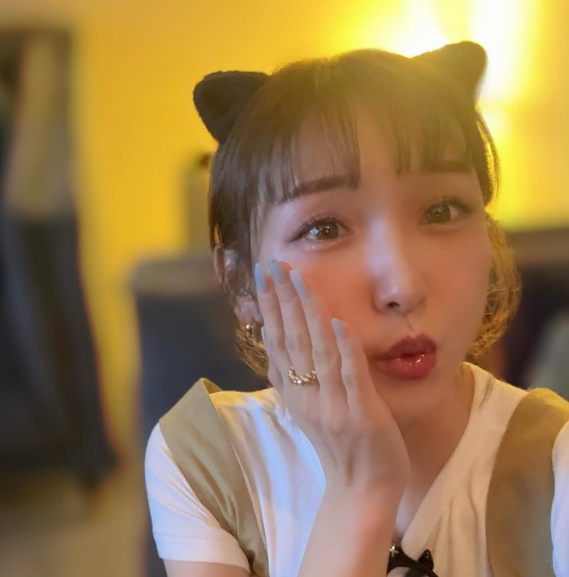 加護亜依、“猫耳ポーズ”が破壊力抜群！可愛すぎる仕草にファン悶絶