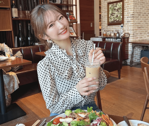 「可愛いですね」人気モデル、六本木ランチで見せた”ビッグサラダ・ショット”にファン衝撃！「すんごい量だね～」