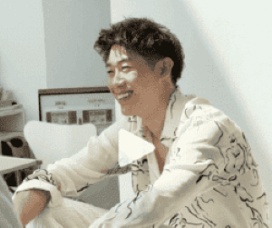 石川祐希、爽やかホワイトコーデに弾ける笑顔&甘い