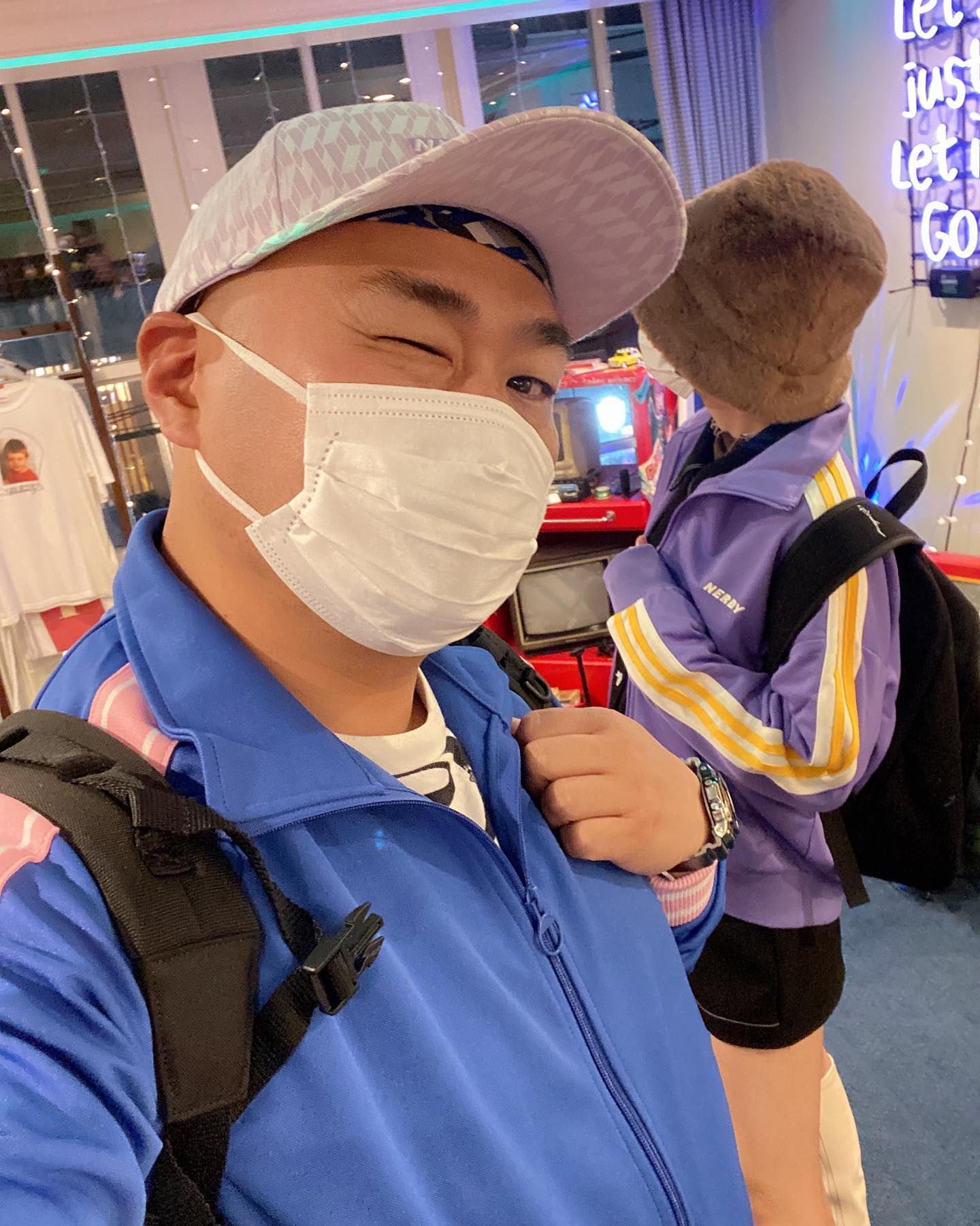 カップル成立で話題のクロちゃん、彼女とのペアルックコーデ披露「ラブラブだしんね」