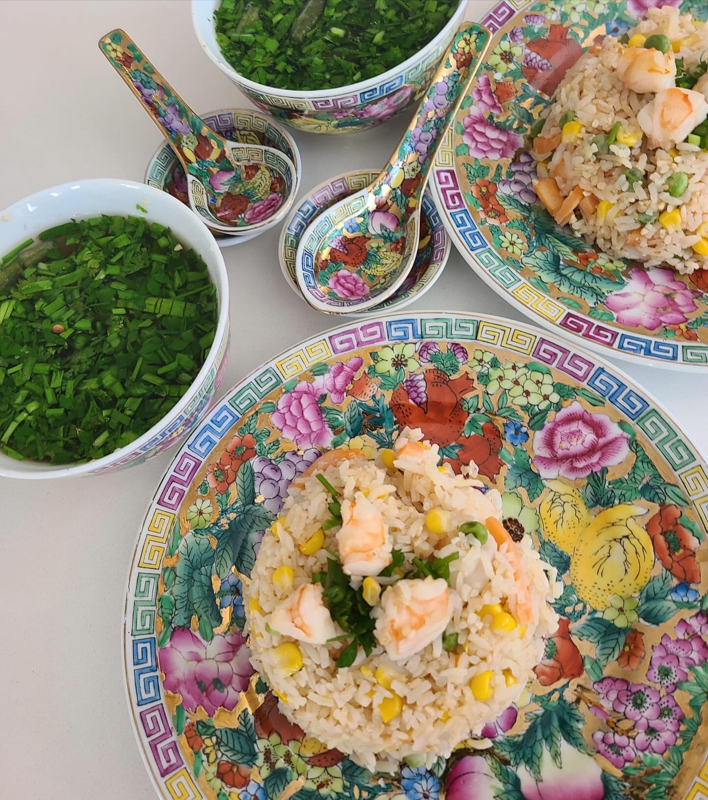 「本格的なお皿が凄すぎます！」桃井かおりのプリップリの海老ピラフが話題