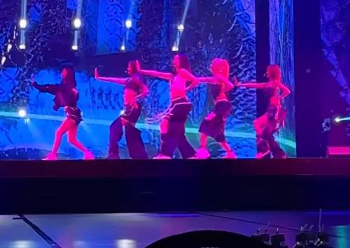 アスリート並の練習をこなすLE SSERAFIMのパフォーマンスが