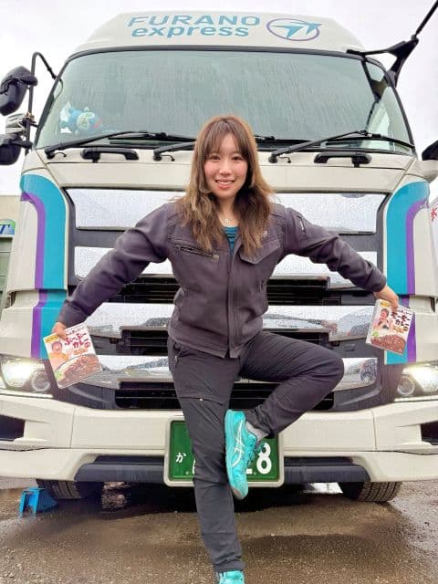 安全運転には「睡眠が命」！トラックめいめい、渾身の「命」ポーズを披露