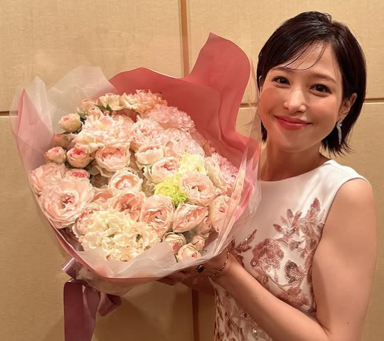 「大きな花束に笑顔」鷲見玲奈、『コロチキ』共演MCで二の腕トークも