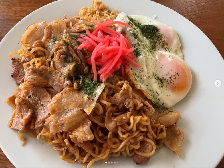 小沢仁志、美味しそうな袋麺の焼きそばをインスタ公開！
