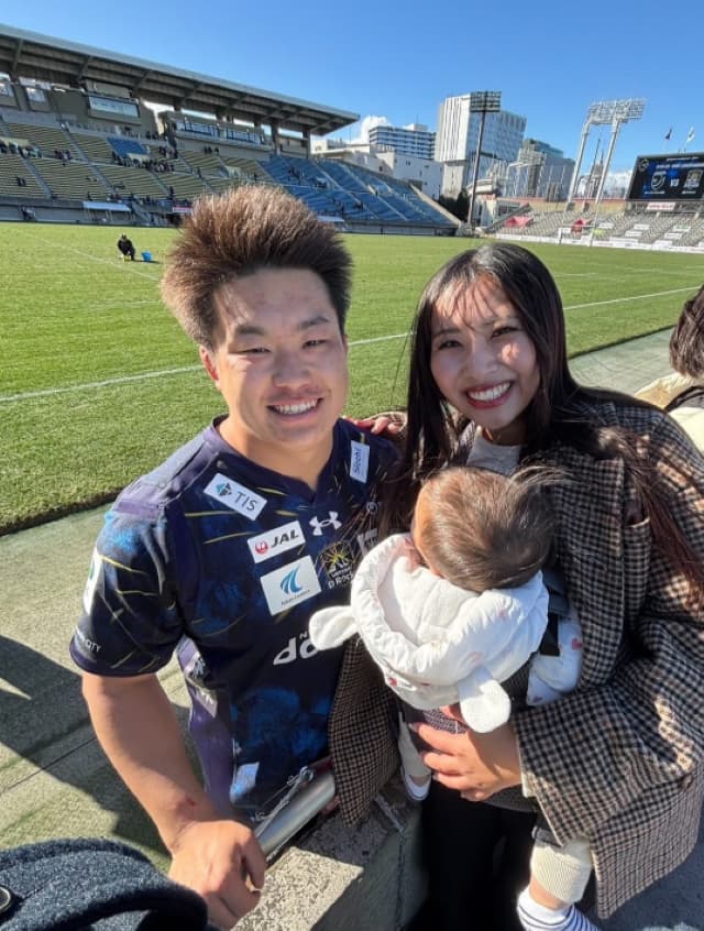 ラグビー・竹内柊平、幸せあふれる家族ショットを披露「毎日感謝感激雨霰」