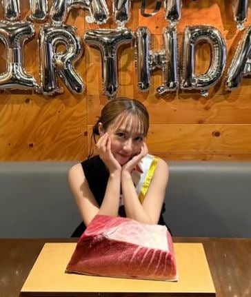 高橋みなみ、誕生日に巨大マグロとご対面！笑顔が止まらない神ショット