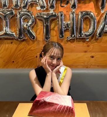 高橋みなみ、誕生日に巨大マグロとご対面！笑顔が止まらない神ショット