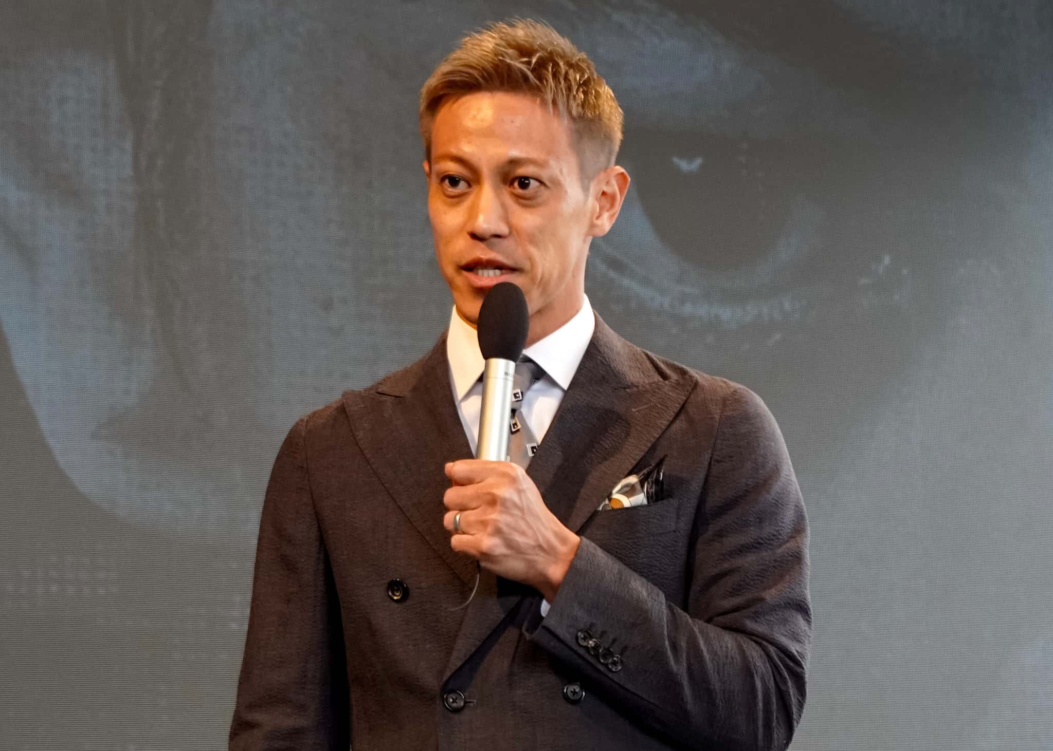 W杯3大会連続ゴールの本田圭佑がキャリア初の“ホームラン”！確信歩きでバットフリップ、超弾道で柵越え