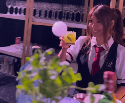 「素敵な演出！」美女バーテンダー、カウンター内で魅せたコラボムービーに反響！「Magical」