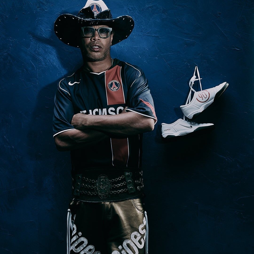 ロナウジーニョが「似合いすぎてる」「渋すぎる」と話題のカウボーイスタイルで古巣PSGの広告塔に！