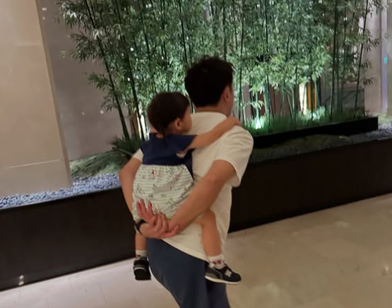 「“久々のパパとデート”江畑幸子、愛娘とのほっこり再会ショット公開」