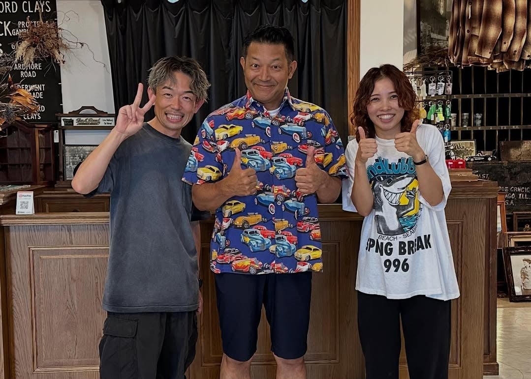 山口智充、ワクワクが止まらない 古着店でお気に入りシャツを発見！