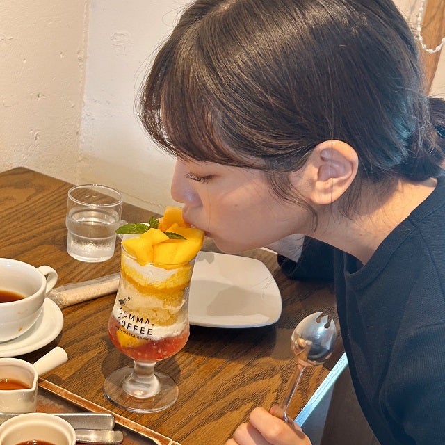 人気女優がフルーツにキス!?あまあまキュートなショットにファン騒然！