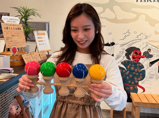 「デコ出し可愛い」美女アナウンサー、温泉旅行へ！5連けん玉を手にしたショットが話題に「頑張ってください」