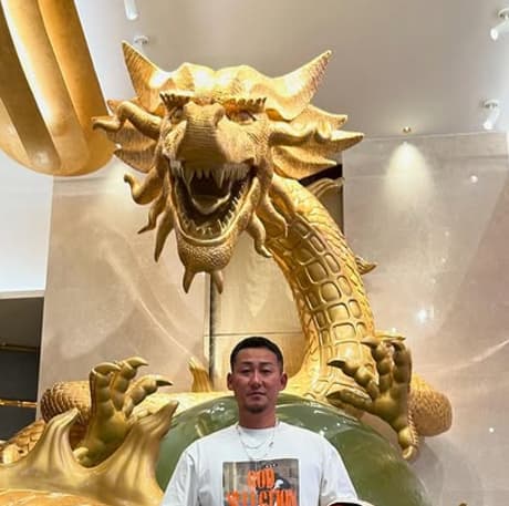 「ドラゴン、強くしてください、、、！」中日・中田翔、自身の子どもと龍の前で記念撮影？！