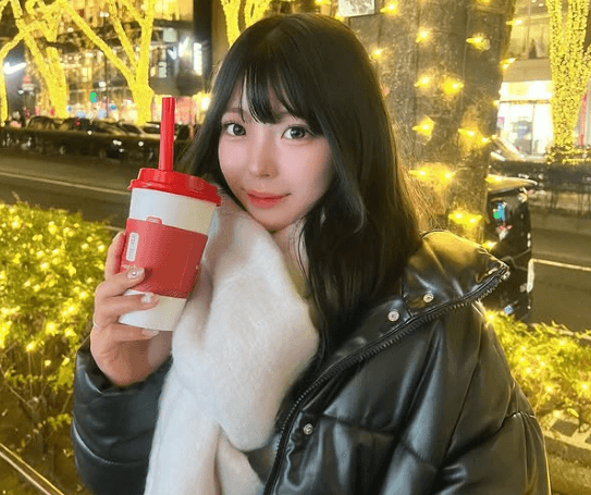 グラビア写真集の経験のある美人アスリート、イルミをバックに激カワショットを披露！「やはりアイドル並みだった」