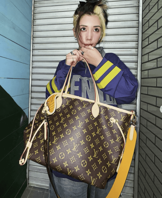 仲里依紗、秋のコーディネートにヴィトンの新作バッグを取り入れた魅力発信！