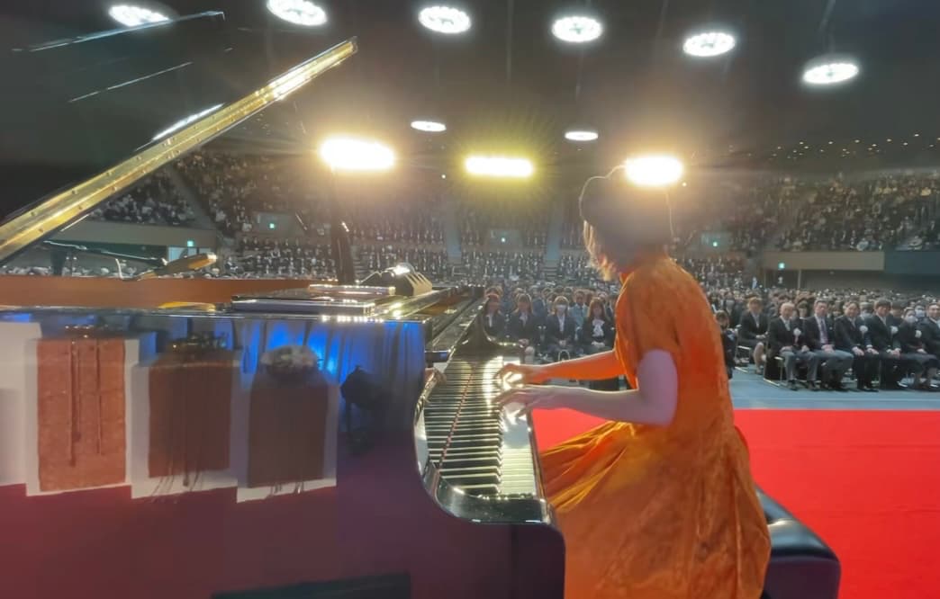 ハラミちゃん、大学の入学式にサプライズ演奏！大盛り上がりしている会場の様子を公開！