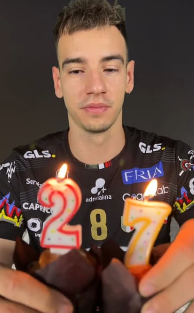 石川祐希のチームメイトの誕生日を所属チームペルージャがお祝い！